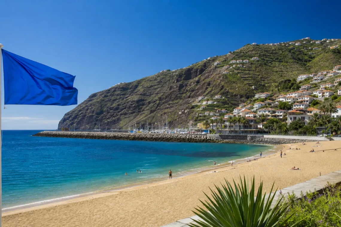 Praia da Calheta com uma bandeira azul simbólica junto ao mar