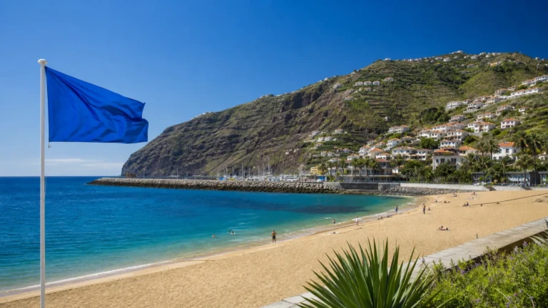 Praia da Calheta com uma bandeira azul simbólica junto ao mar