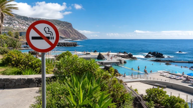 Sinal de zona sem fumo junto a um complexo balnear na costa da Madeira